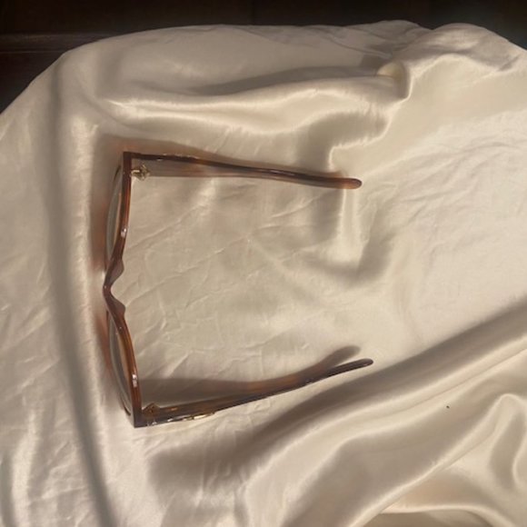 Gucci Oversized Sunglasses - Picture 7 of 10